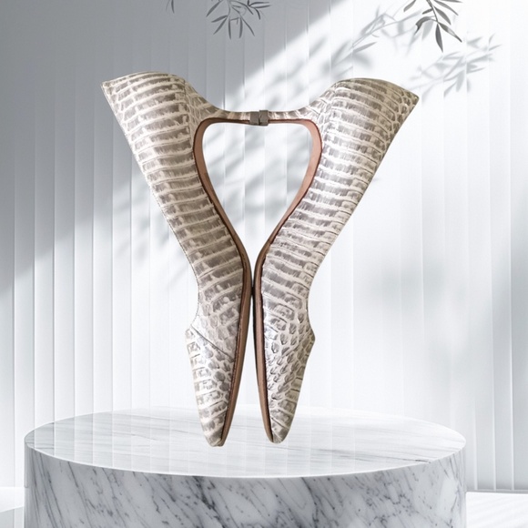 Manolo Blahnik Python Pointed Toe Pump - Picture 14 of 16